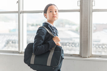 学校の教室にいる高校生・中学生・小学生の女の子（女子高生）