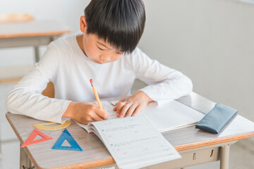 算数の問題を解く小学生の男の子
