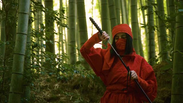 竹林で刀を持つ女忍者