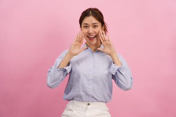 Women holding hands near mouth to shouting loudly isolated on pink background