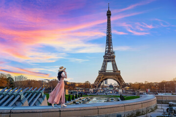 Tourist visiting paris city center and landmarks area, France. - obrazy, fototapety, plakaty