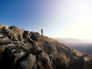 Hombre sobre la montaña en amanecer, México