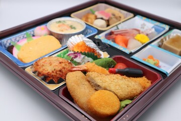 日本の豪華な仕出し弁当のクローズアップ	