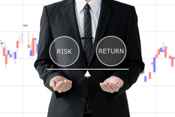 投資のリスクとリターンを比べるビジネスマン・投資家
