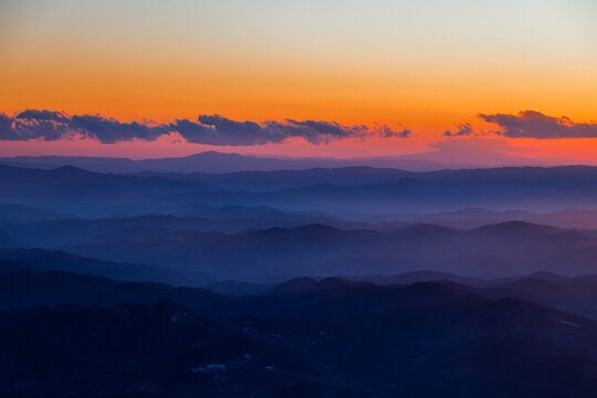 Panorama dalla vetta del Monte Nerone dopo il tramonto.
