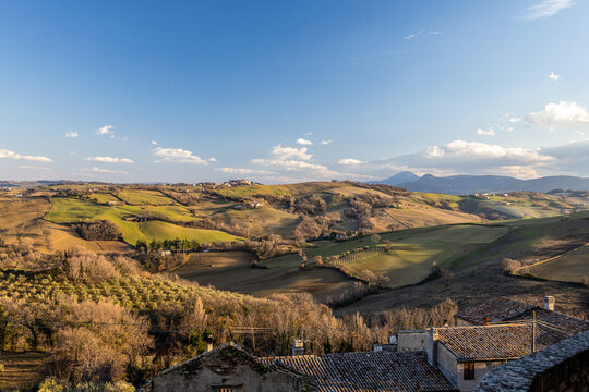 Panorama delle colline marchigiane visto dal castello di Loretello, Arcevia, Marche.
