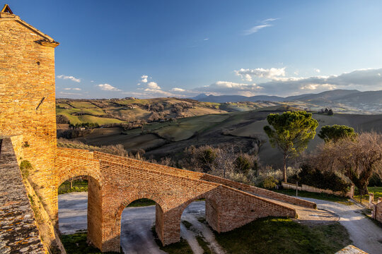 Ingresso al castello di Loretello, Arcevia, Marche, con veduta sulle colline marchigiane.