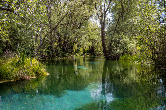 Vista sulle acque limpide del Fiume Tirino, Capestrano, abruzzo.