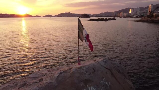 Atardecer en Acapulco Bandera	de M&eacute;xico dentro del mar