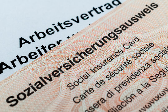 Sozialversicherungsausweis und Arbeitsvertrag in Deutschland