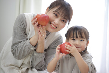 リンゴを持つ親子