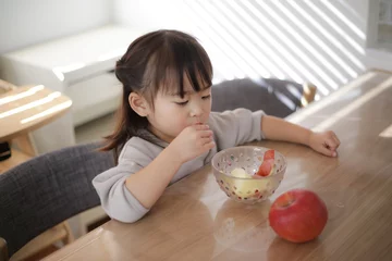 Foto auf Leinwand リンゴを食べる女の子 © yamasan