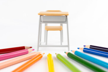 色鉛筆と玩具の勉強机。美術の授業イメージ