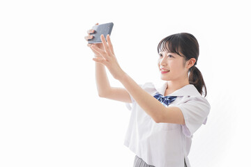 制服を着た笑顔の女子高校生