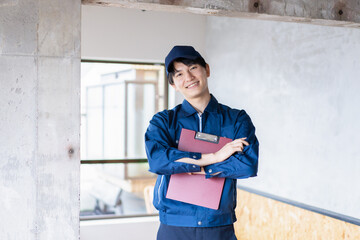 コンクリートの点検をする若い作業員