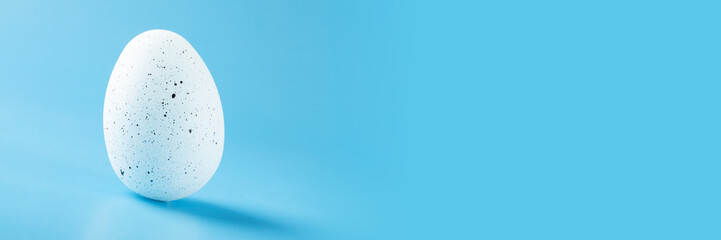 easter banner, easter egg on blue background, happy easter, copy space