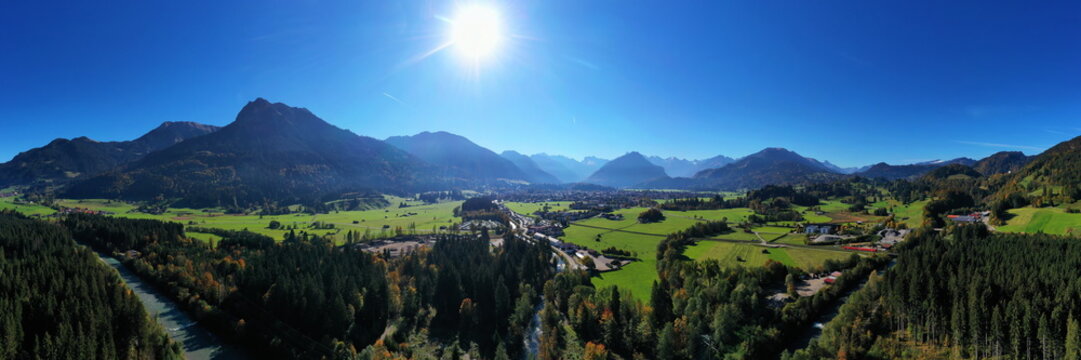 Luftaufnahme vom Illerursprung bei Oberstdorf im Sommer. Zusammenfluss von Trettach, Stillach und Breitach.Oberstdorf, Oberallg&auml;u, Schwaben, Bayern, Deutschland.