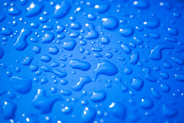 青色プラスチック上の水滴
