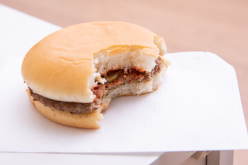 食べかけのハンバーガー