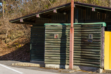 公園にある木製のトイレの表記