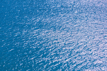 湖面の煌びやかな光