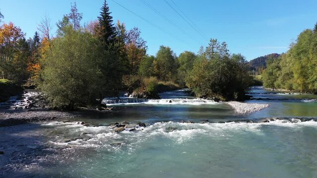 Drohnenvideo Luftaufnahme vom Illerursprung bei Oberstdorf im Sommer. Zusammenfluss von Trettach, Stillach und Breitach.Oberstdorf, Oberallg&auml;u, Schwaben, Bayern, Deutschland.