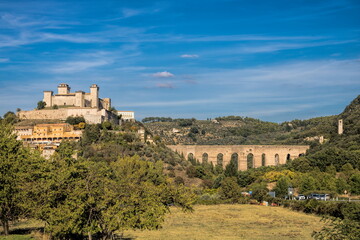Fototapeta premium spoleto, italien - ponte delle torri und rocca albornoziana