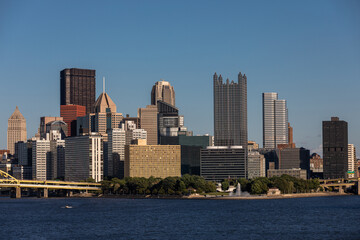 Obraz premium Cityscape of Pittsburgh, Pennsylvania. Allegheny and Monongahela Rivers in Background. Ohio River. Pittsburgh Downtown With Skyscrapers and Beautiful Sky