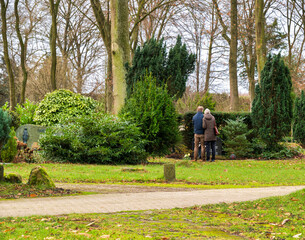 Besucher auf einem Friedhof in Neuss
