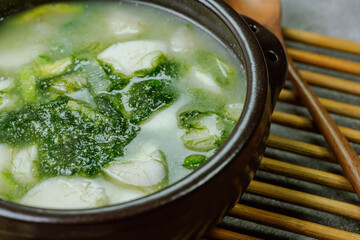 Tteokguk, Korean Seaweed fulvescens Sliced Rice Cake Soup : Oval-shaped rice cake cooked in broth. A traditional Lunar New Year dish. Clear beef broth is most commonly used, but chicken or seafood may