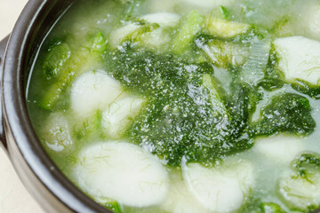 Tteokguk, Korean Seaweed fulvescens Sliced Rice Cake Soup : Oval-shaped rice cake cooked in broth. A traditional Lunar New Year dish. Clear beef broth is most commonly used, but chicken or seafood may