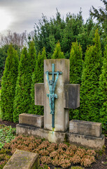 große Grabstätte mit der Jesusfigur auf einem Friedhof in Neuss