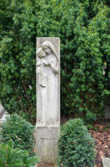 Jungfrau Maria mit dem Kind  auf einem Friedhof in Neuss