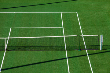 Beautiful light shinning on this tennis court, forming a pleasant photography.