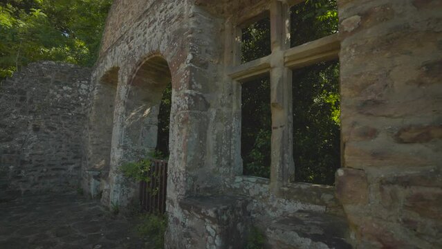 Pr&uuml;merburg eine mittelalterliche Ruine einer H&ouml;henburg am Flusstal der Pr&uuml;m in der Eifel in Rheinland-Pfalz mitten im Wald 