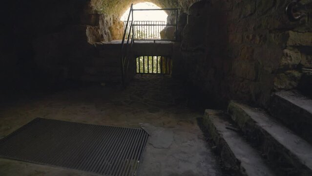 Pr&uuml;merburg eine mittelalterliche Ruine einer H&ouml;henburg am Flusstal der Pr&uuml;m in der Eifel in Rheinland-Pfalz mitten im Wald 
