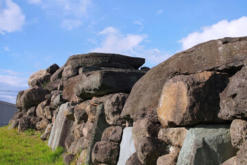 八幡山古墳の露出した石積み石室【埼玉県行田市】