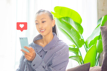 スマホにいいねが来た女性