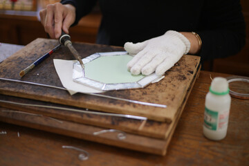 Obraz na płótnie Canvas ステンドグラスミラーの製作をする女性