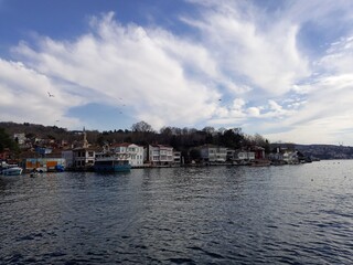 Naklejka premium boats on the river, Bosporus, İstanbul, sonniges Wetter, Wasser, Januar 2023