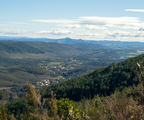 Obraz premium Escena del valle de la localidad de la Rabaza, en Badajoz, visto desde las alturas de la Sierra de San Mamede en Portugal.