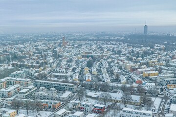Ausblick auf den winterlich verschneiten Stadtteil Pfersee in Augsburg