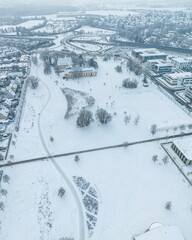 Fototapeta na wymiar Winterlich verschneiter Sheridanpark in Augsburg - Blick über den südlichen Teil zum B17-Anschluß 