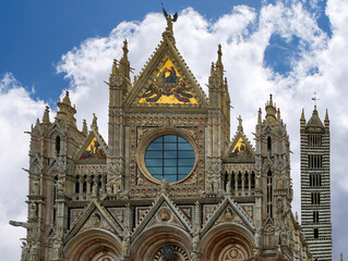 Fototapeta na wymiar View on the facade of the city cathedral of Siena on a sunny day