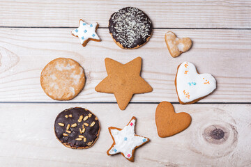 Handmade gingerbread cookies with icing of various shapes lie on the table