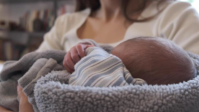 Mom And Baby. Mother Holding A Baby. Covering The Baby With A Blanket To Keep Him Warm. Mom Taking Care Of A Newborn Infant. Family Concept Love Of A Newborn. Parenthood. Infants Head In A Blanket