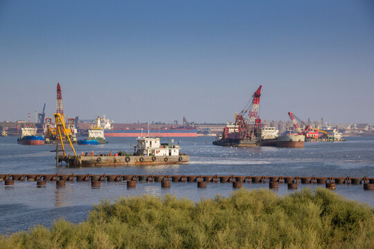 Floating machinery for carrying out dredging works in the sea harbor