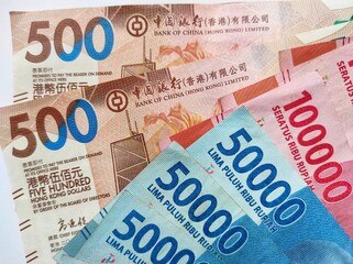 Obraz premium Hong Kong 500 dollar banknotes, 50,000 and 100,000 Indonesian rupiah banknotes isolated on white background.