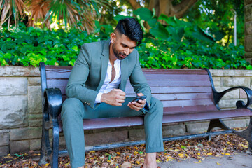 ベンチに座るビジネスマンが幸せを感じている瞬間