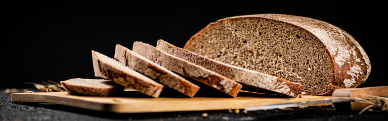 Sliced rye bread on a cutting board.